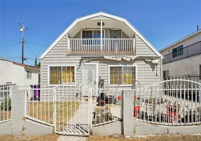 Homes for sale in Long Beach, CA | 1211 E Leigh Court, Long Beach, CA 90806 | MLS# CV25218571