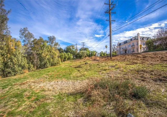 1st image of 724 W Sunset Dr, Redlands, CA 92373 | MLS# IG25218544