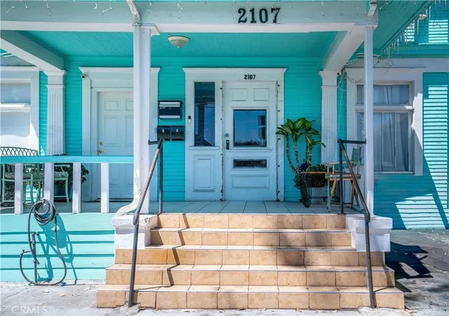 Photo 3 of Sale Pending at 2107 S Union Ave, Los Angeles, CA 90007 | MLS# SB25196671 | Listing updated on 2026-09-11
