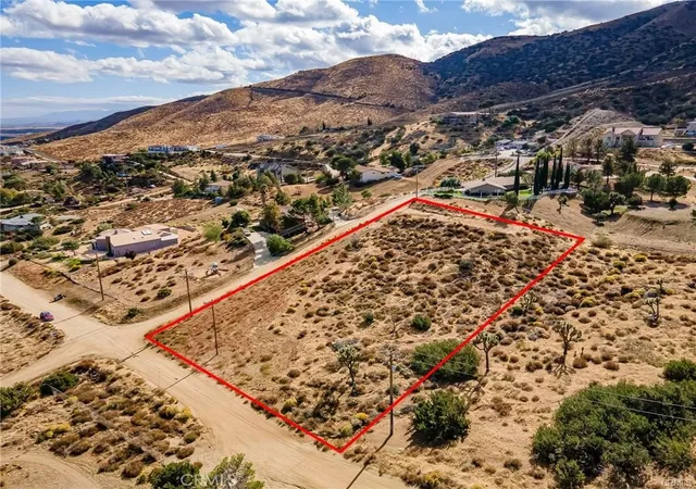 3rd image of 14 Camares Dr, Palmdale, CA 93551 | MLS# SR25226388