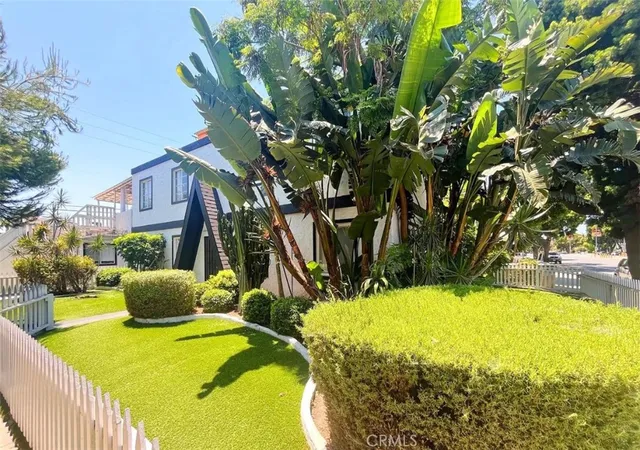 Photo 3 of House for sale at 2403 Louella Ave, Venice, CA 90291 | MLS# CV25215931 | Listing updated on 2026-05-12