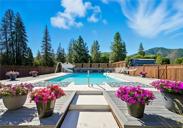 2nd image of 1121 Oak Valley Dr, Yreka, CA 96097 | MLS# SN25229551