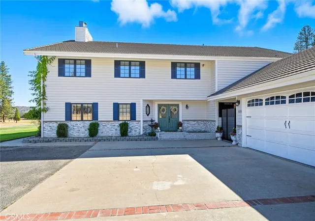 3rd image of 1121 Oak Valley Dr, Yreka, CA 96097 | MLS# SN25229551