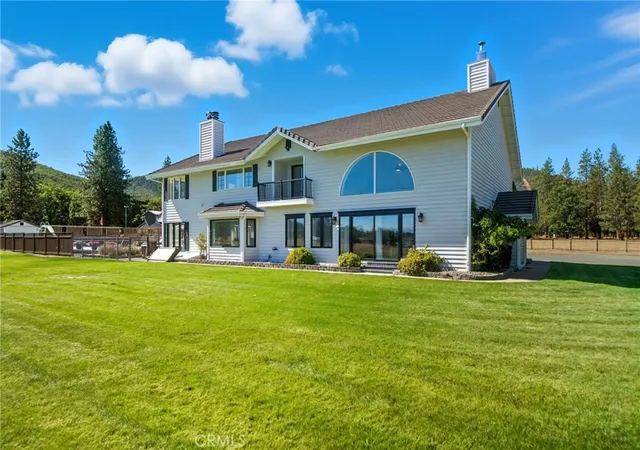 5th image of 1121 Oak Valley Dr, Yreka, CA 96097 | MLS# SN25229551