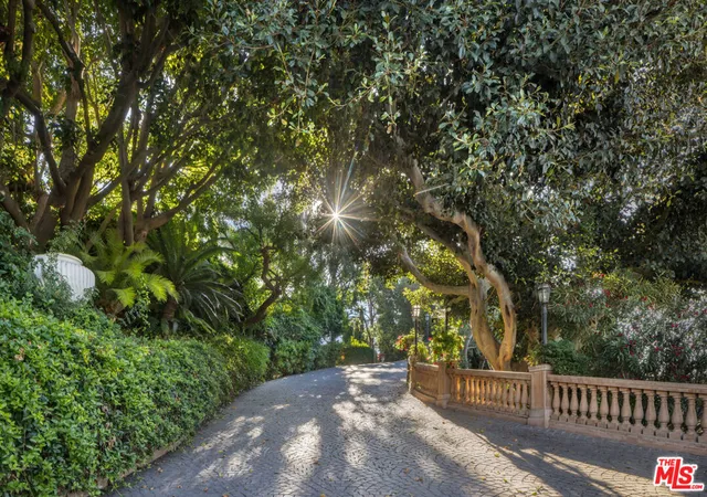 3rd image of 1005 Bel Air Ct, Los Angeles, CA 90077 | MLS# 25593139