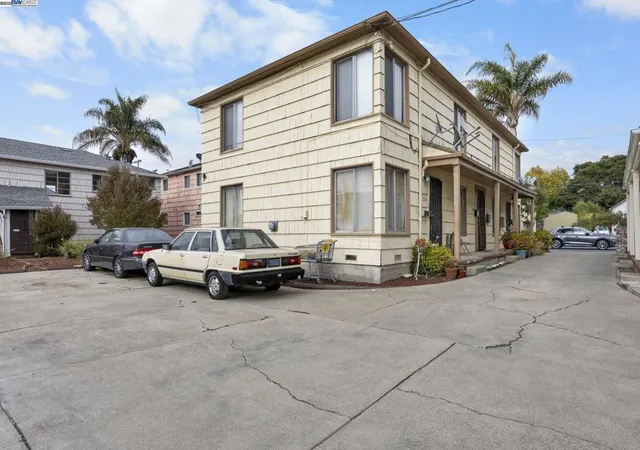 2nd image of 2758 Sacramento St, Berkeley, CA 94702 | MLS# 41113592