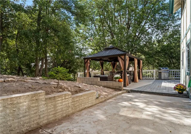 Photo 3 of Single family home for sale at 955 Teakwood Dr, Lake Arrowhead, CA 92352 | MLS# IG25237915 | Listing updated on 2026-10-04