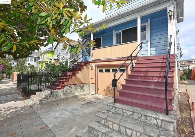 Photo 2 of Sale Pending at 672 33rd St, Oakland, CA 94609 | MLS# 41114696 | Listing updated on 2026-06-21