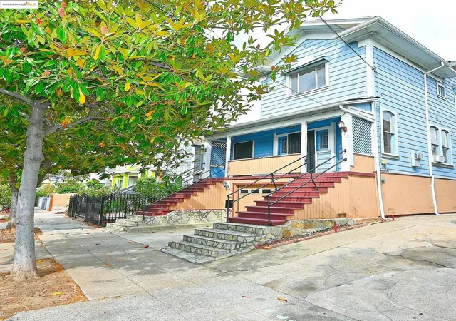 Photo 3 of Sale Pending at 672 33rd St, Oakland, CA 94609 | MLS# 41114696 | Listing updated on 2026-06-21