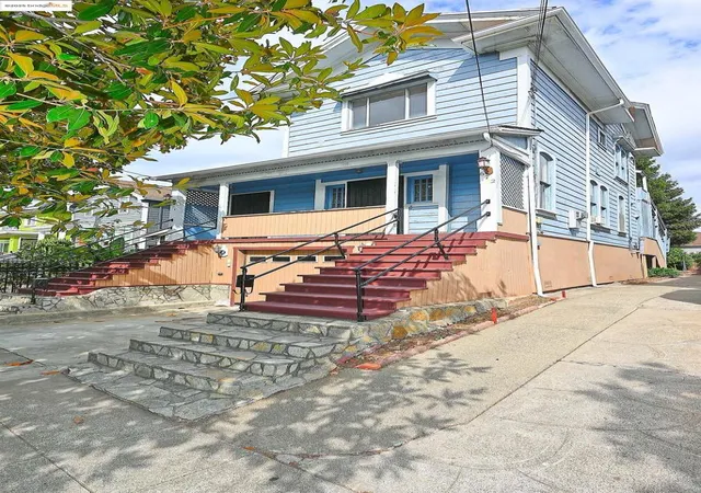 Photo 3 of Sale Pending at 672 33Rd St, Oakland, CA 94609 | MLS# 41114696 | Listing updated on 2026-06-21