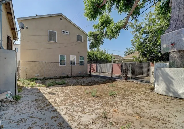 10th image of 834 E 33rd St, Los Angeles, CA 90011 | MLS# SR25241079