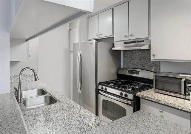 3rd image of 5700 Etiwanda Ave #154, Tarzana, CA 91356 | MLS# SR25242665