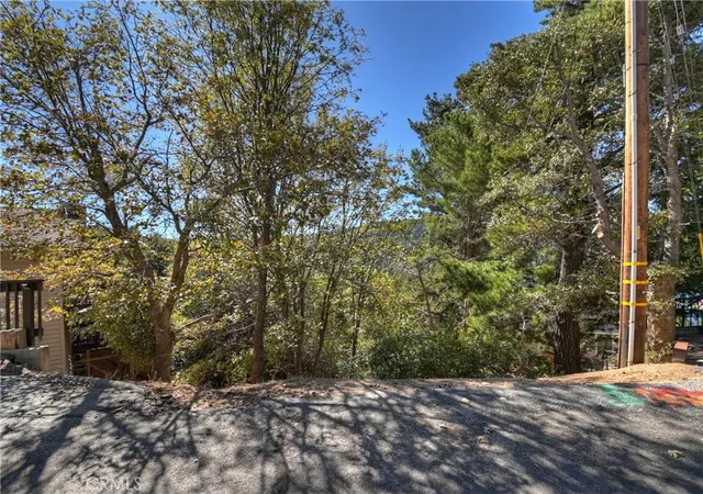 3rd image of 428 Delle Dr, Crestline, CA 92325 | MLS# PW25242650