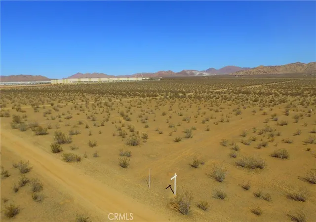3rd image of 46337131 Comanche Rd, Apple Valley, CA 92307 | MLS# HD25243965