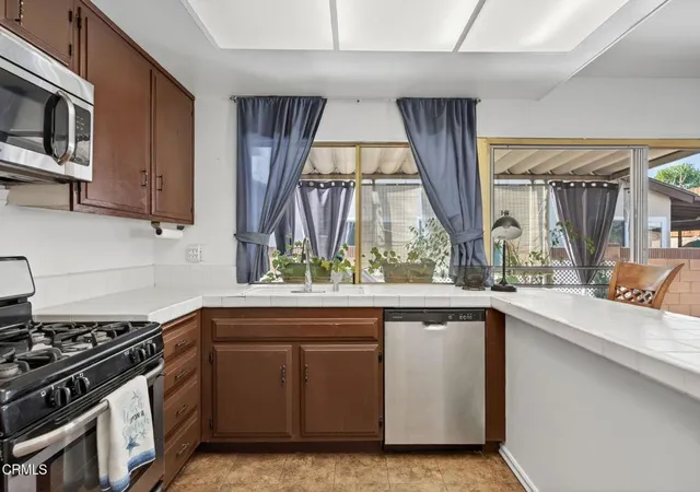 Photo 3 of Sale Pending at 2559 Cochran St, Simi Valley, CA 93065 | MLS# V1-33021 | Listing updated on 2025-12-07
