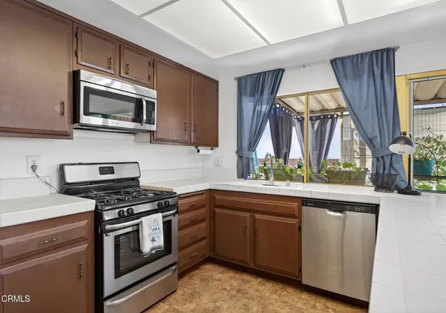Photo 4 of Sale Pending at 2559 Cochran St, Simi Valley, CA 93065 | MLS# V1-33021 | Listing updated on 2025-12-07