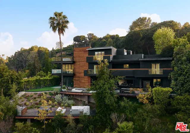 3rd image of 2442 Banyan Dr, Los Angeles, CA 90049 | MLS# 25609225