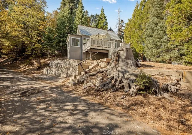Photo 4 of Single family home for sale at 25660 Lo Ln, Twin Peaks, CA 92391 | MLS# IG25247056 | Listing updated on 2026-10-01
