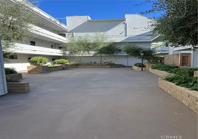2nd image of 13331 Moorpark St #110, Sherman Oaks, CA 91423 | MLS# DW25250621