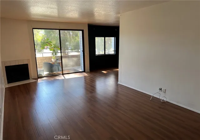 3rd image of 13331 Moorpark St #110, Sherman Oaks, CA 91423 | MLS# DW25250621