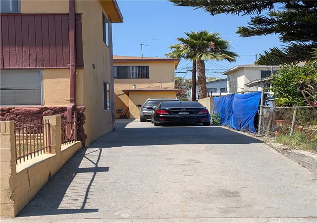 3rd image of 203 W 77Th St St W, Los Angeles, CA 90003 | MLS# IN25250262