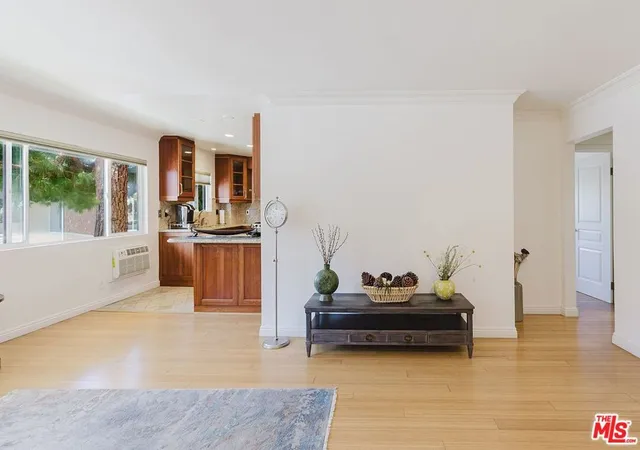 3rd image of 1154 S Barrington Ave #101, Los Angeles, CA 90049 | MLS# 25612855