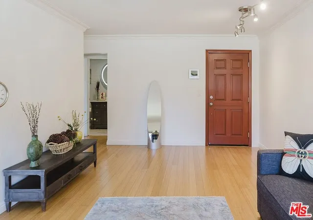 4th image of 1154 S Barrington Ave #101, Los Angeles, CA 90049 | MLS# 25612855