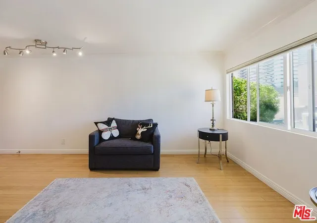 5th image of 1154 S Barrington Ave #101, Los Angeles, CA 90049 | MLS# 25612855