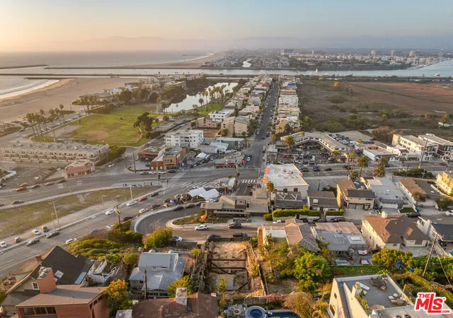 11th image of 210 Montreal St, Los Angeles, CA 90293 | MLS# 25611323