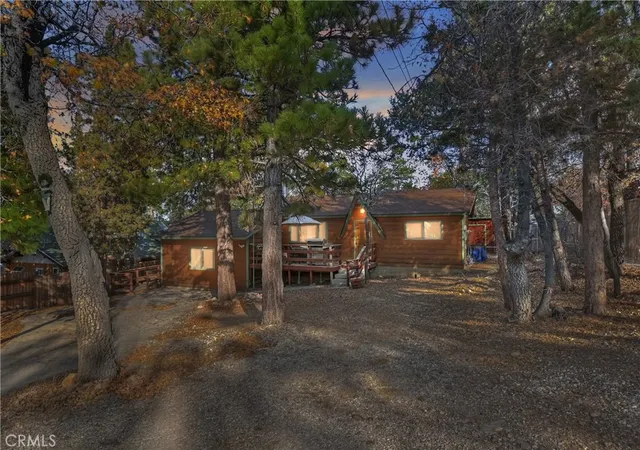 Photo 1 of Single family home for sale at 811 Leonard Ln, Sugarloaf, CA 92386 | MLS# IG25244379 | Listing updated on 2026-10-05