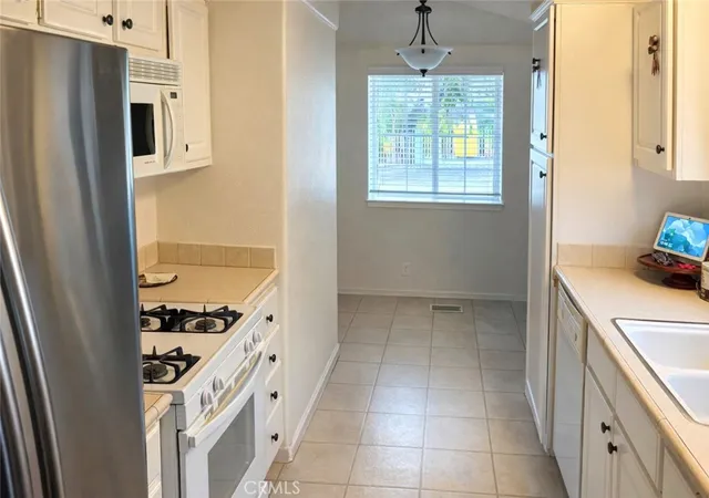 3rd image of 32901 Crescent, Lake Elsinore, CA 92530 | MLS# TR25258382