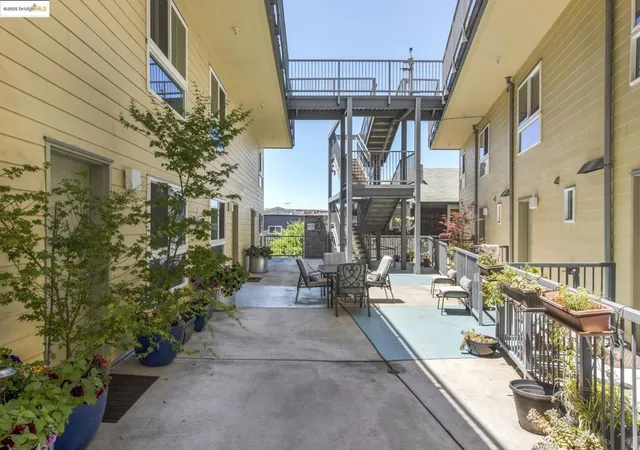 2nd image of 485 W Macarthur Blvd, Oakland, CA 94609