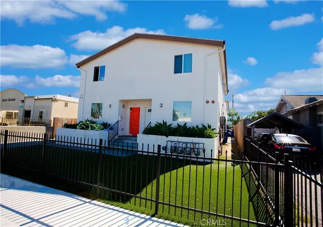 1st image of 630 W 79th, Los Angeles, CA 90044 | MLS# CV25259038