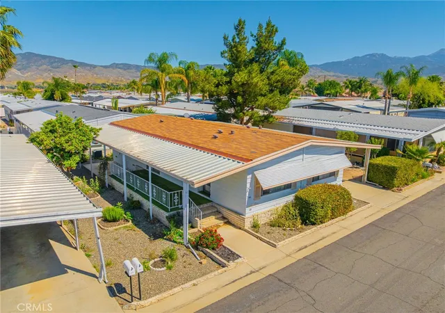 Photo 3 of Sale Pending at 881 N Lake #301, Hemet, CA 92544 | MLS# SW25260018 | Listing updated on 2026-09-30