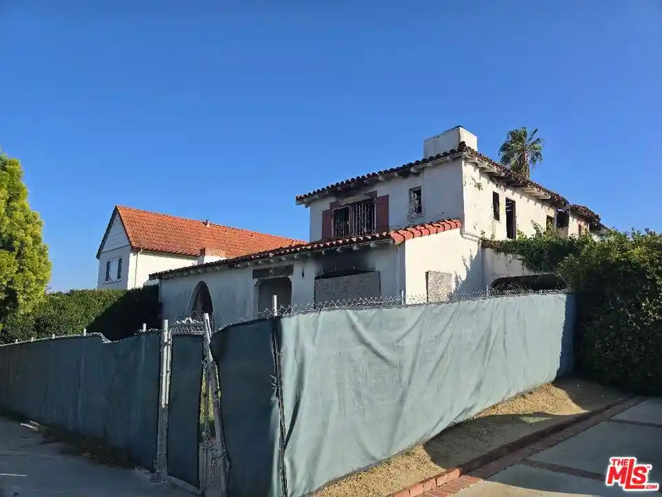 Photo 1 of Sale Pending at 3814 Mount Vernon Dr, View Park, CA 90008 | MLS# 25617101 | Listing updated on 2026-10-26