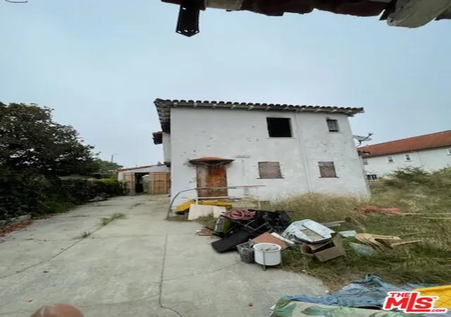 Photo 3 of Sale Pending at 3814 Mount Vernon Dr, View Park, CA 90008 | MLS# 25617101 | Listing updated on 2025-12-16