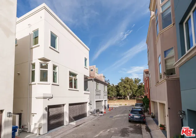 Photo 18 of Single family home for sale at 142 Union Jack Mall, Marina Del Rey, CA 90292 | MLS# 25617589 | Listing updated on 2026-09-21