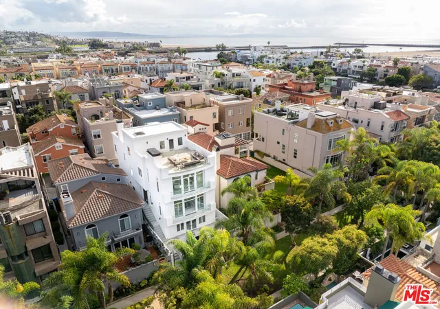 Photo 3 of Single family home for sale at 142 Union Jack Mall, Marina Del Rey, CA 90292 | MLS# 25617589 | Listing updated on 2026-09-21