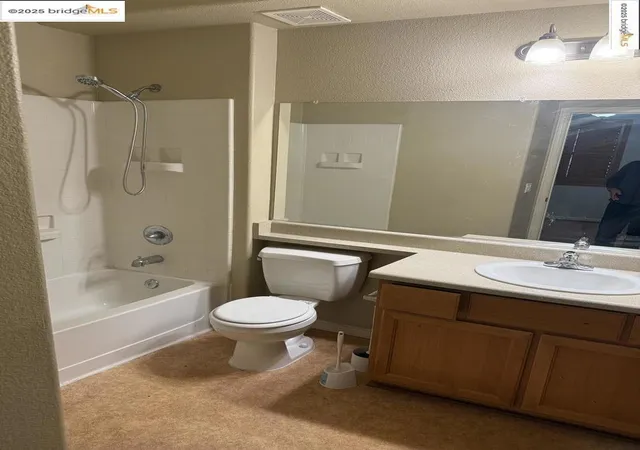3rd image of 5201 Laguna Oaks Dr, Elk Grove, CA 95758