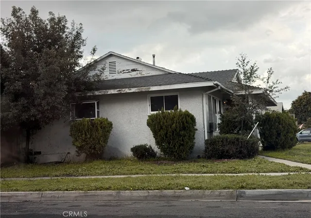 Photo 2 of Single family home for sale at 140 W Bort, Long Beach, CA 90805 | MLS# PW25263343 | Listing updated on 2026-09-28