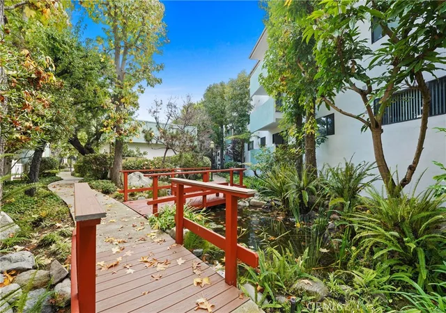 2nd image of 5000 S Centinela #101, Los Angeles, CA 90066 | MLS# SB25263254