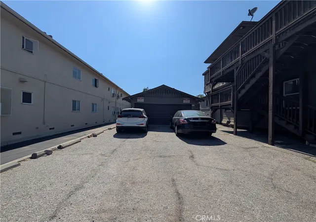 Photo 3 of Multi family home for sale at 325 S Los Robles Ave, Pasadena, CA 91101 | MLS# GD25263984 | Listing updated on 2026-05-22