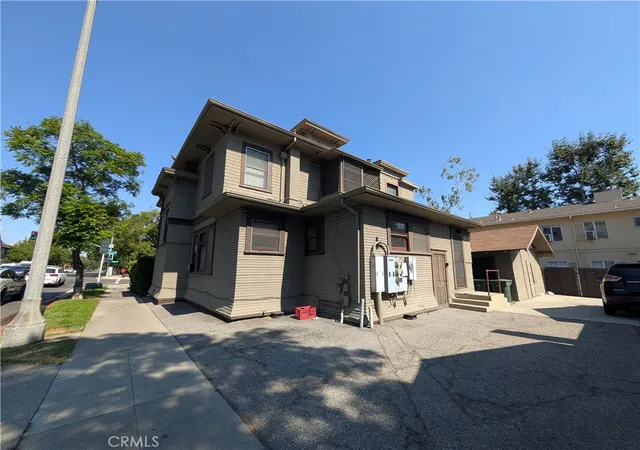 Photo 4 of House for sale at 325 S Los Robles Ave, Pasadena, CA 91101 | MLS# GD25263984 | Listing updated on 2026-05-22