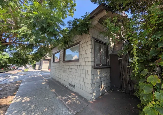 Photo 3 of Single family home for sale at 408 E Del Mar Blvd, Pasadena, CA 91101 | MLS# GD25264484 | Listing updated on 2026-05-22