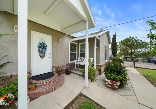 Photo 3 of Single family home for sale at 2304 San Marino Dr, Bakersfield, CA 93309 | MLS# V1-33518 | Listing updated on 2026-04-03