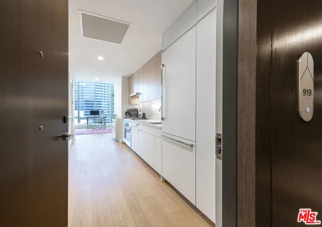 Photo 4 of Condo for sale at 877 Francisco St #919, Los Angeles, CA 90017 | MLS# 25622271 | Listing updated on 2026-03-29