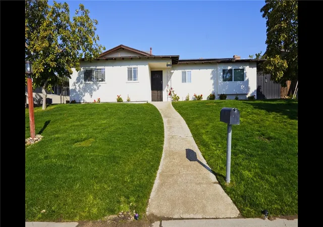 Homes for sale in Bakersfield, CA | 3206 Candlewood Dr, Bakersfield, CA 93306 | MLS# SR25268356