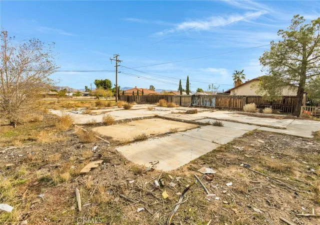 3rd image of 16693 Navajo, Apple Valley, CA 92307 | MLS# HD25268937