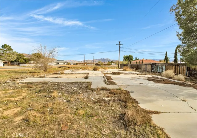 4th image of 16693 Navajo, Apple Valley, CA 92307 | MLS# HD25268937