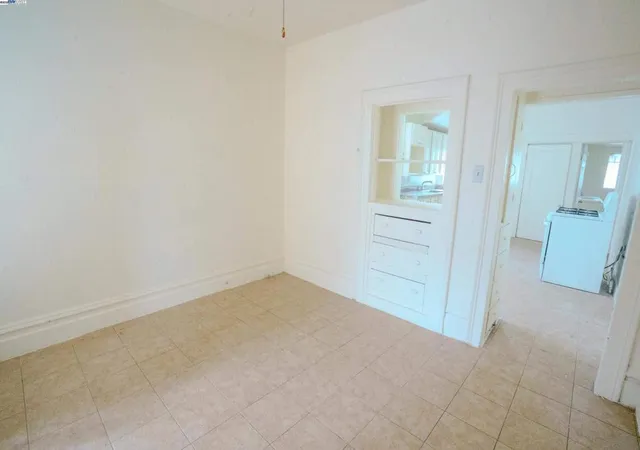 3rd image of 866 Isabella St, Oakland, CA 94607 | MLS# 41118529